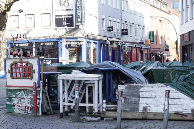 Kontaktverbot - Impressionen vom Hamburger Kiez 26.03.2020, DEU, Deutschland, Hamburg: Leere, mit Planen abgedeckte Tische und Bänke stehen am Hans-Albers-Platz auf St.Pauli. Auf dem Hamburger Kiez sind wegen der Coronakrise sämtliche Kneipen, Restaurants, Bordelle und Veranstaltungsstätten geschlossen. Hamburg Hamburg Deutschland