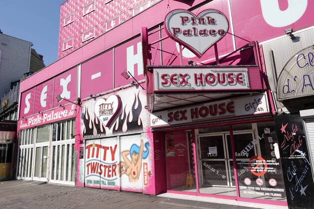Kontaktverbot - Impressionen vom Hamburger Kiez 26.03.2020, DEU, Deutschland, Hamburg: Das geschlossene Laufhaus Pink Palace - Sex House auf der Reeperbahn auf St. Pauli. Auf dem Hamburger Kiez auf St. Pauli sind wegen der Coronakrise sämtliche Kneipen, Restaurants, Bordelle und Veranstaltungsstätten geschlossen. Hamburg Hamburg Deutschland