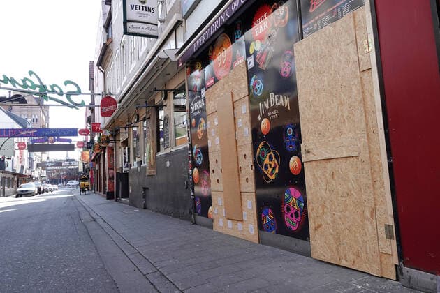 Kontaktverbot - Impressionen vom Hamburger Kiez 26.03.2020, DEU, Deutschland, Hamburg: Mit Spanplatten verrammelt ist ein Lokal in der Großen Freiheit auf St. Pauli. Auf dem Hamburger Kiez auf St. Pauli sind wegen der Coronakrise sämtliche Kneipen, Restaurants, Bordelle und Veranstaltungsstätten geschlossen. Hamburg Hamburg Deutschland