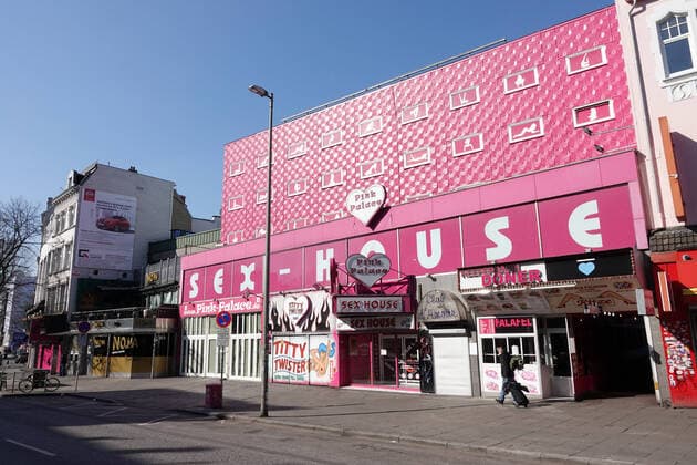 Kontaktverbot - Impressionen vom Hamburger Kiez 26.03.2020, DEU, Deutschland, Hamburg: Das geschlossene Laufhaus Pink Palace - Sex House auf der Reeperbahn auf St. Pauli. Auf dem Hamburger Kiez auf St. Pauli sind wegen der Coronakrise sämtliche Kneipen, Restaurants, Bordelle und Veranstaltungsstätten geschlossen. Hamburg Hamburg Deutschland