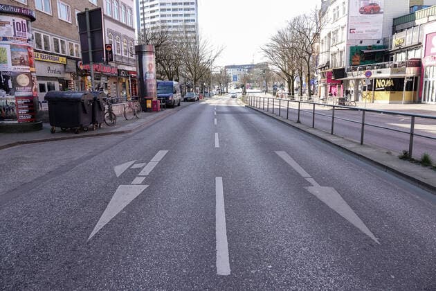 Kontaktverbot - Impressionen vom Hamburger Kiez 26.03.2020, DEU, Deutschland, Hamburg: Nur wenig Verkehr ist auf der Reeperbahn auf St. Pauli zu sehen. Auf dem Hamburger Kiez auf St. Pauli sind wegen der Coronakrise sämtliche Kneipen, Restaurants, Bordelle und Veranstaltungsstätten geschlossen. Hamburg Hamburg Deutschland