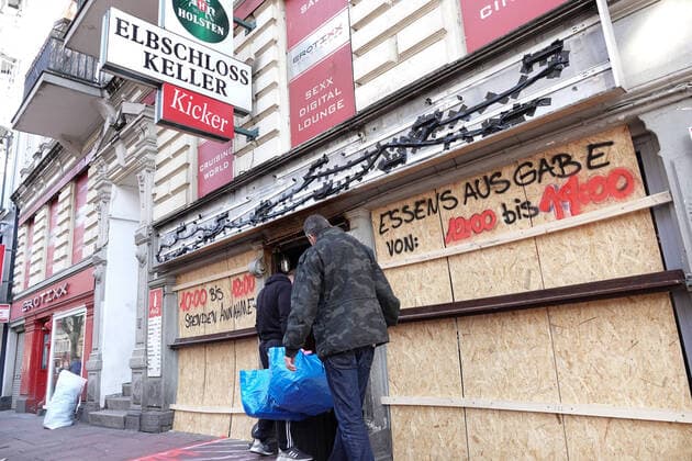 Kontaktverbot - Impressionen vom Hamburger Kiez 26.03.2020, DEU, Deutschland, Hamburg: Mit Spanplatten verrammelt ist der Elbschloßkeller am Hamburger Berg auf St. Pauli. Nachdem der Elbschloßkeller wie alle anderen Kneipen schließen musste, wird jetzt Essen und Kleidung von der Kneipe aus an Obdachlose ausgegeben. Auf dem Hamburger Kiez auf St. Pauli sind wegen der Coronakrise sämtliche Kneipen, Restaurants, Bordelle und Veranstaltungsstätten geschlossen. Hamburg Hamburg Deutschland