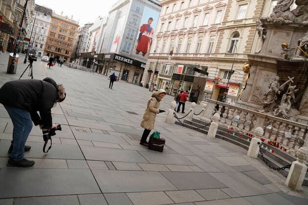 Coronavirus Sars-CoV-2 COVID-19:: menschenleeres Wien unter Quarantäne Wien, Innere Stadt, 1. Bezirk, 26.03.2020 Wiener Pestsäule, Dreifaltigkeitssäule am Graben Ronald Zak Pressefotograf !!! Personenrechte eingeholt !!! Wien Austria