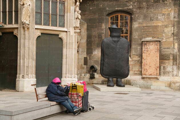 Coronavirus Sars-CoV-2 COVID-19:: menschenleeres Wien unter Quarantäne Wien, Innere Stadt, 1. Bezirk, 26.03.2020 Stephansdom Stephansplatz, Singertor, Erwin Wurm Fastentuch, Skulptur Big Mutter Wärmflasche auf Füssen Obdachloser Wien Austria