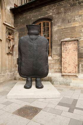 Coronavirus Sars-CoV-2 COVID-19:: menschenleeres Wien unter Quarantäne Wien, Innere Stadt, 1. Bezirk, 26.03.2020 Stephansdom Stephansplatz, Singertor, Erwin Wurm Fastentuch, Skulptur Big Mutter Wärmflasche auf Füssen Christus am Kreuz Wien Austria