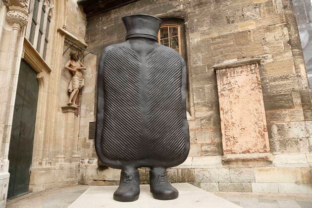 Coronavirus Sars-CoV-2 COVID-19:: menschenleeres Wien unter Quarantäne Wien, Innere Stadt, 1. Bezirk, 26.03.2020 Stephansdom Stephansplatz, Singertor, Erwin Wurm Fastentuch, Skulptur Big Mutter Wärmflasche auf Füssen Christus am Kreuz Wien Austria