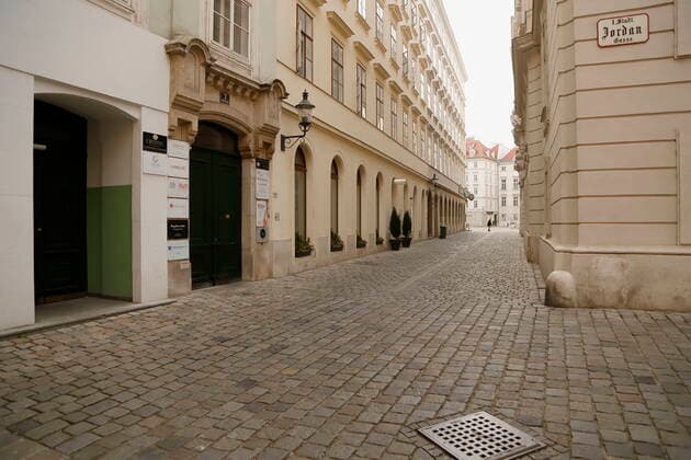 Coronavirus Sars-CoV-2 COVID-19:: menschenleeres Wien unter Quarantäne Wien, Innere Stadt, 1. Bezirk, 26.03.2020 Fütterergasse Ecke Jordangasse menschenleer Wien Austria