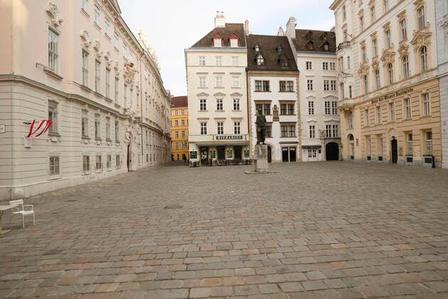 Coronavirus Sars-CoV-2 COVID-19:: menschenleeres Wien unter Quarantäne Wien, Innere Stadt, 1. Bezirk, 26.03.2020 Judenplatz Lessing-Denkmal menschenleer Wien Austria