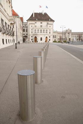 Coronavirus Sars-CoV-2 COVID-19:: menschenleeres Wien unter Quarantäne Wien, Innere Stadt, 1. Bezirk, 26.03.2020 Poller, Ballhausplatz, Bundeskanzleramt, Hofburg, Präsidentschaftskanzlei, Bundespräsidentschaftskanzlei, Heldenplatz, Österreichische Nationalbibliothek menschenleer Wien Austria
