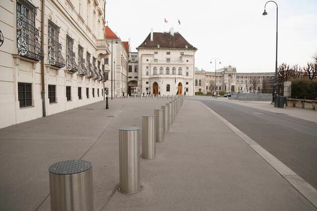 Coronavirus Sars-CoV-2 COVID-19:: menschenleeres Wien unter Quarantäne Wien, Innere Stadt, 1. Bezirk, 26.03.2020 Poller, Ballhausplatz, Bundeskanzleramt, Hofburg, Präsidentschaftskanzlei, Bundespräsidentschaftskanzlei, Heldenplatz, Österreichische Nationalbibliothek menschenleer Wien Austria