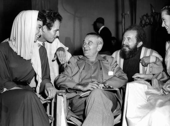 BEN-HUR, Haya Harareet, Charlton Heston, director William Wyler, Sam Jaffe on set, 1959 Courtesy Everett Collection !ACHTUNG AUFNAHMEDATUM GESCHÃ„TZT! PUBLICATIONXNOTxINxCANxCHNxFRAxITAxJPNxNORxPOLxRUSxESPxUKxUSA Copyright: xCourtesyxEverettxCollectionx MBDBEHU EC046