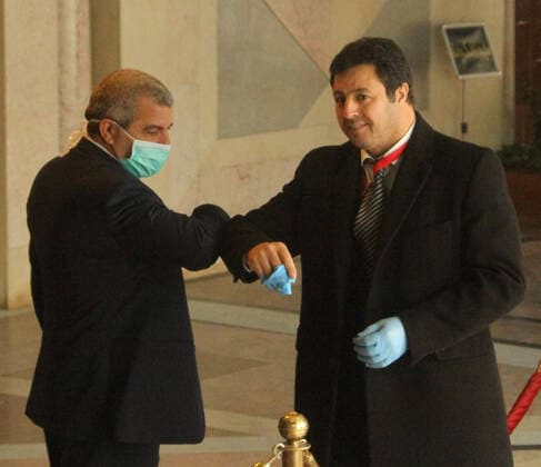 les employes evitent de serrer les main Lors d une seance pleniere de l?Assemblee des Representants du Peuple (ARP) consacre Ã un dialogue avec le gouvernement sur la situation sanitaire dans le pays, le Chef du gouvernement Elyes Fakhfakh a insiste sur la necessite de respecter le confinement general et l?auto-isolement ainsi que le placement en quarantaine obligatoire des personnes arrivees de l?etranger pour lutter contre la propagation du Coronavirus et eviter des scenarios vecus par d autres pays NEWS : Chambre des deputes tunisien - Tunis - 26 03 2020 JDIDIWASSIM PANORAMIC 