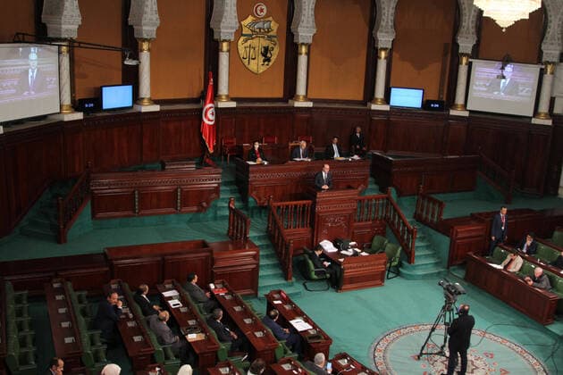 Mr rached ghanouchi president du arp et Mme samira araii secondpresident et tarek ftiti Lors d une sÃ ance plÃ niere de l?AssemblÃ e des ReprÃ sentants du Peuple (ARP) consacrÃ Ã un dialogue avec le gouvernement sur la situation sanitaire dans le pays, le Chef du gouvernement Elyes Fakhfakh a insistÃ sur la nÃ cessitÃ de respecter le confinement gÃ nÃ ral et l?auto-isolement ainsi que le placement en quarantaine obligatoire des personnes arrivÃ es de l?Ã tranger pour lutter contre la propagation du Coronavirus et Ã viter des scÃ narios vÃ cus par d autres pays NEWS : Chambre des deputes tunisien - Tunis - 26 03 2020 JDIDIWASSIM PANORAMIC 