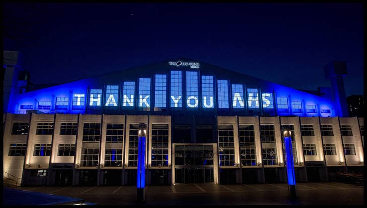 News Bilder des Tages . 26 03 2020. London, United Kingdom. National Applause For NHS. Wembley Arena displays a Thank You NHS message during the ÔClap For CarersÕ to thank NHS and social care workers who are on the frontline of the coronavirus battle.  xMartynxWheatleyx xi-Imagesx IIM-20958-0016