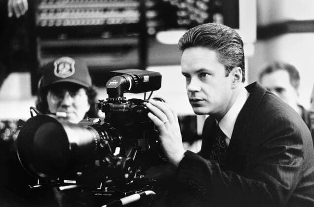 BOB ROBERTS, director Tim Robbins on set, 1992, Paramount courtesy Everett Collection Paramount Courtesy Everett Collection !ACHTUNG AUFNAHMEDATUM GESCHÃ„TZT! PUBLICATIONXNOTxINxCANxCHNxFRAxITAxJPNxNORxPOLxRUSxESPxUKxUSA Copyright: xParamount CourtesyxEverettxCollectionx MBDBORO EC007