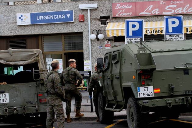 Spanish army in south Tenerife disinfects The army, the military emergency unit disinfects a health center in Tenerife south, for days they have here their base and develop various aids against propagation of covid19. Spain Copyright: MercedesxMenendez
