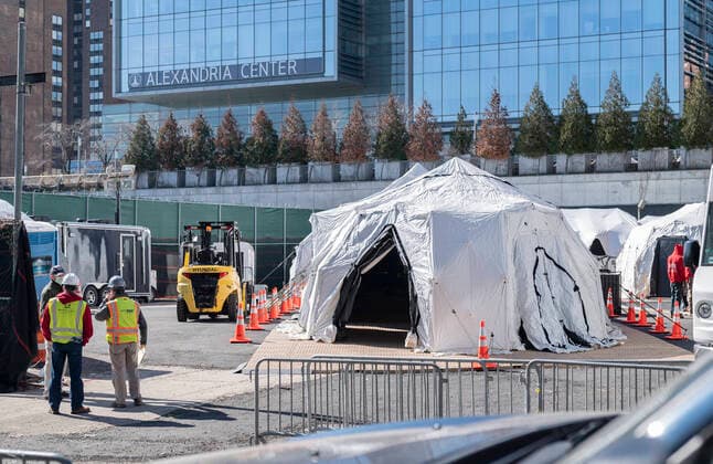 Bilder des Jahres 2020, News 03 März News Themen der Woche KW13 News Bilder des Tages NY: Construction for overflow capacity for city morgue Construction site of tents for overflow capacity for city morgues on Manhattan East side near Bellevue hospital New York New York United States Copyright: LevxRadin