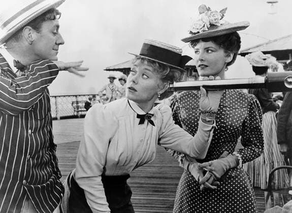 THE CARD, (aka THE PROMOTER), from left: Alec Guinness, Glynis Johns, Petula Clark, 1952 !ACHTUNG AUFNAHMEDATUM GESCHÃ„TZT! PUBLICATIONXNOTxINxCANxCHNxFRAxITAxJPNxNORxPOLxRUSxESPxUKxUSA Copyright: xCourtesyxEverettxCollectionx MBDCARD EC044