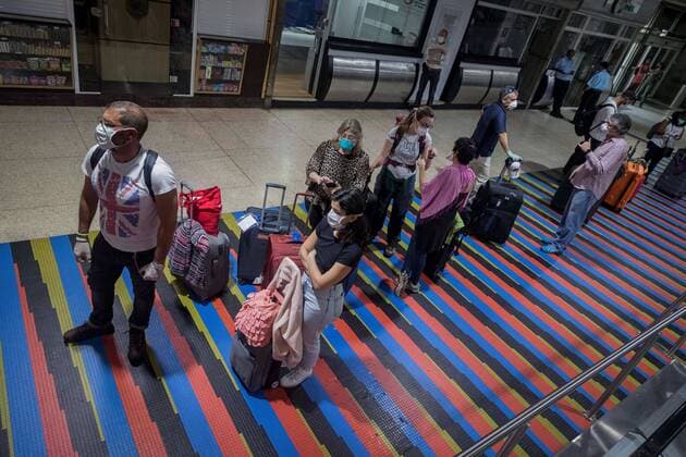 News Bilder des Tages European citizens line up to take a flight to Madrid, at the Simon Bolivar International Airport in Maiquetia, in La Guaira, Caracas, Venezuela, 26 March 2020. Gianmarco Romeo preferred that his father return to his native Italy: He came to see me; he had not seen him for a year and a half. He has to leave because he is diabetic and here he does not get medicines. After two weeks with the Venezuelan airspace closed by the COVID-19 pandemic, this Thursday he was able to travel on a flight chartered by the Spanish Embassy. Europeans from various countries leave Venezuela thanks to Spain !ACHTUNG: NUR REDAKTIONELLE NUTZUNG!  Copyright: xRAYNERxPENAxR.x AME8195 20200327-637208675640038510