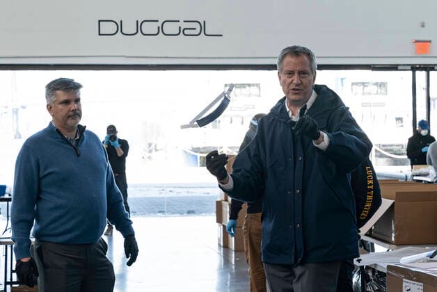 News Bilder des Tages NY: Mayor Bill de Blasio tours Duggal facility Mayor Bill de Blasio tours place where facial shields manufactured by Duggal company at Duggal Greenhouse New York New York United States Copyright: LevxRadin