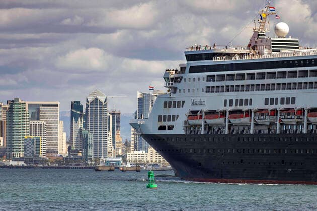 News Bilder des Tages March 26, 2020, San Diego, California, USA: Cruise ship Maasdam arrived in San Diego March 26, 2020, after being denied permission on March 20 to disembark passengers in Hawaii because of concerns about the COVID-19 virus. Hawaii did allow six residents, a woman with a broken leg and her spouse to leave the ship in Honolulu. Maasdam was allowed to dock in San Diego, and passengers will be allowed to leave in groups after testing confirms their infection status. San Diego USA - ZUMAb202 20200326_znp_b202_001 Copyright: xDavidxBarakx