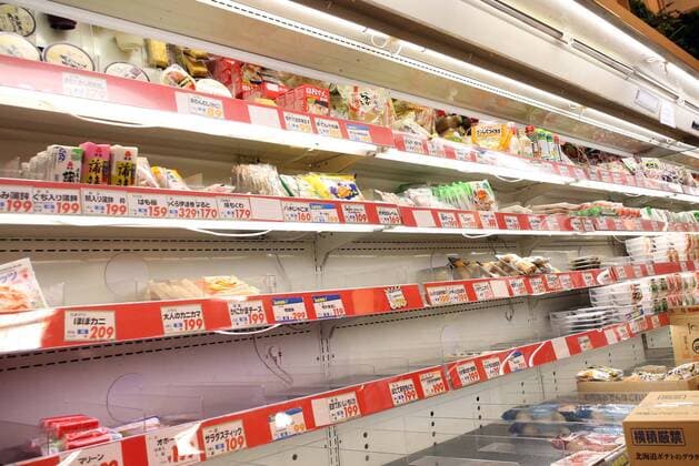March 27, 2020, Tokyo, Japan - Many empty shelves are seen in the morning at a supermarket in Tokyo, Japan on March 27, 2020. People rushed to stores to stockpile food and supplies after Tokyo governor called for residents to refrain from going outside this weekend for non-essential reasons, due to concerns over the coronavirus.  (124792444)