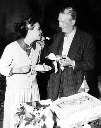 GIGI, from left, Leslie Caron, Maurice Chevalier, celebrating Chevalier s 69th birthday, on-set, September 12, 1957 Courtesy Everett Collection !ACHTUNG AUFNAHMEDATUM GESCHÃ„TZT! PUBLICATIONXNOTxINxCANxCHNxFRAxITAxJPNxNORxPOLxRUSxESPxUKxUSA Copyright: xCourtesyxEverettxCollectionx MBDGIGI EC059
