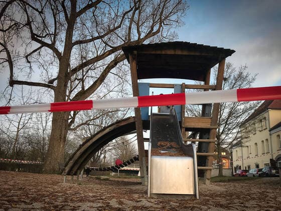 Rottenburg Themenbild, Symbolbild, Corona, Coronavirus, COVID-19, Rottenburg, Kreis Tübingen, 26.03.2020 Verbote wegen Coronavirus, Spielplatz gesperrt, abgesperrt, flatterband, Kinderspielplatz, Themenbild, Symbolbild, Corona, Coronavirus, COVID-19, Rottenburg, Kreis Tübingen, 26.03.2020, Copyright: xFrankx Eibner-Pressefotox EP_wfk