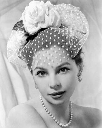 GIGI, Leslie Caron, 1958 Courtesy Everett Collection !ACHTUNG AUFNAHMEDATUM GESCHÃ„TZT! PUBLICATIONXNOTxINxCANxCHNxFRAxITAxJPNxNORxPOLxRUSxESPxUKxUSA Copyright: xCourtesyxEverettxCollectionx MBDGIGI EC034