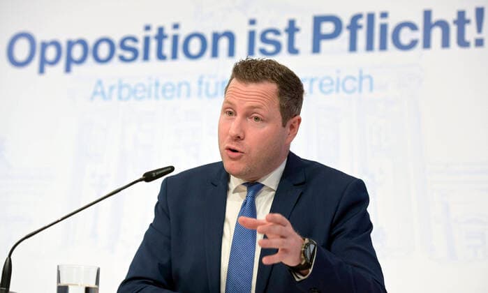 Wien 26.03.2020, Wien, AUT, Akutelle Entwicklungen zur Coronaerkrankung in Oesterreich, Pressekonferenz FPOe, im Bild FPOe-Generalsekretaer Michael Schnedlitz FPOe-Generalsekretaer Michael Schnedlitz during a press conference of FPOe about the Coronavirus Pandemie at the Wien, Austria on 2020 03 26.