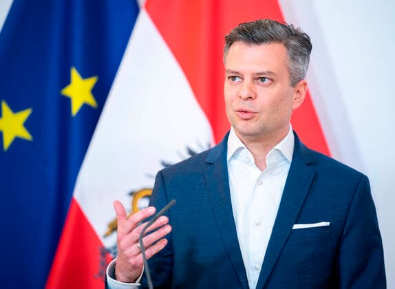 Wien 26.03.2020, Bundeskanzleramt, Wien, AUT, Akutelle Entwicklungen zur Coronaerkrankung in Oesterreich, Pressekonferenz, Status der Telekommunikations- und Postinfrastruktur in der Coronakrise, im Bild Thomas Arnoldner (CEO A1 Telekom Austria) Thomas Arnoldner (CEO A1 Telekom Austria) during a press conference on the status of telecommunications and postal infrastructure in the Corona crisis, of Austrian Goverment about the Coronavirus Pandemie at the Bundeskanzleramt in Wien, Austria on 2020 03 26.