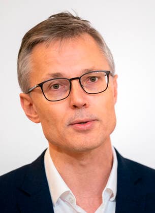 Wien 26.03.2020, Bundeskanzleramt, Wien, AUT, Akutelle Entwicklungen zur Coronaerkrankung in Oesterreich, Pressekonferenz, Status der Telekommunikations- und Postinfrastruktur in der Coronakrise, im Bild Jan Trionow (CEO Hutchinson Drei Austria) Jan Trionow (CEO Hutchinson Drei Austria) during a press conference on the status of telecommunications and postal infrastructure in the Corona crisis, of Austrian Goverment about the Coronavirus Pandemie at the Bundeskanzleramt in Wien, Austria on 2020 03 26.