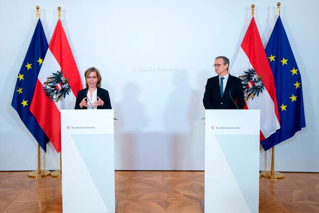 Wien 26.03.2020, Bundeskanzleramt, Wien, AUT, Akutelle Entwicklungen zur Coronaerkrankung in Oesterreich, Pressekonferenz, Sichere Energieversorgung in der Coronakrise fuer Oesterreich, im Bild Klimaschutz- und Energieministerin Leonore Gewessler und Wolfgang Urbantschitsch (Vorstandsmitglied der E-Control) Klimaschutz- und Energieministerin Leonore Gewessler und Wolfgang Urbantschitsch (Vorstandsmitglied der E-Control) during a press conference on the subject Secure energy supply in the corona crisis for Austria of Austrian Goverment about the Coronavirus Pandemie at the Bundeskanzleramt in Wien, Austria on 2020 03 26.