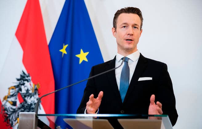 Wien 26.03.2020, Bundeskanzleramt, Wien, AUT, Akutelle Entwicklungen zur Coronaerkrankung in Oesterreich, Pressekonferenz, Aktuelles zum Corona Hilfspaket fuer Arbeitsplaetze und Unternehmen, im Bild Finanzminister Gernot Bluemel Finanzminister Gernot Bluemel during a press conference on the subject news on the Corona aid package for jobs and companies of Austrian Goverment about the Coronavirus Pandemie at the Bundeskanzleramt in Wien, Austria on 2020 03 26.