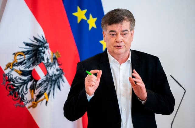 Wien 26.03.2020, Bundeskanzleramt, Wien, AUT, Akutelle Entwicklungen zur Coronaerkrankung in Oesterreich, Pressekonferenz, Aktuelles zum Corona Hilfspaket fuer Arbeitsplaetze und Unternehmen, im Bild Vizekanzler Werner Kogler Vizekanzler Werner Kogler during a press conference on the subject news on the Corona aid package for jobs and companies of Austrian Goverment about the Coronavirus Pandemie at the Bundeskanzleramt in Wien, Austria on 2020 03 26.