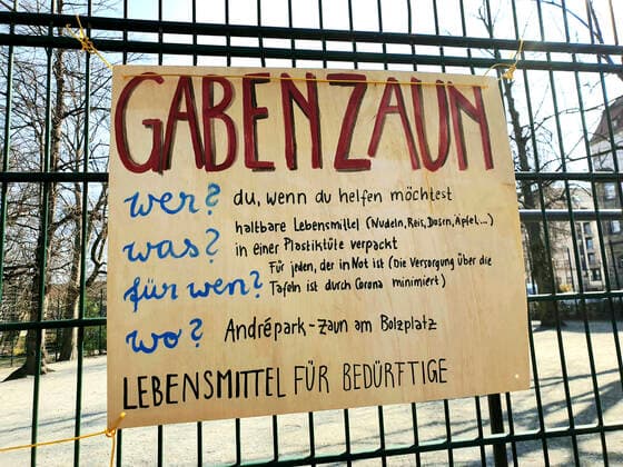 News Bilder des Tages Gabenzaun Chemnitz 26.03.2020, Chemnitz, Corona- Virus, Pandemie, Gabenzaun Volker und Lisa- Mareike Braumüller spazierten heute nach dem gemeinsamen Frühstück zum Andre- Platz, um einige Sachen an den Gabenzaun zu hängen. An den Gabenzaun können Lebensmittel, Kleidung und andere Sachen gehangen werden, als Spenden für Obdachlose Menschen, die es in Zeiten des Corona- Virus besonders schwer haben. Lisa- Mareike Braumüller beteiligt sich auch am Food- Sharing, wo Lebensmittel vor dem Verfallsdatum an soziale Einrichtungen oder andere Personen abgegeben werden. Symbolfoto Chemnitz Sachsen BRD