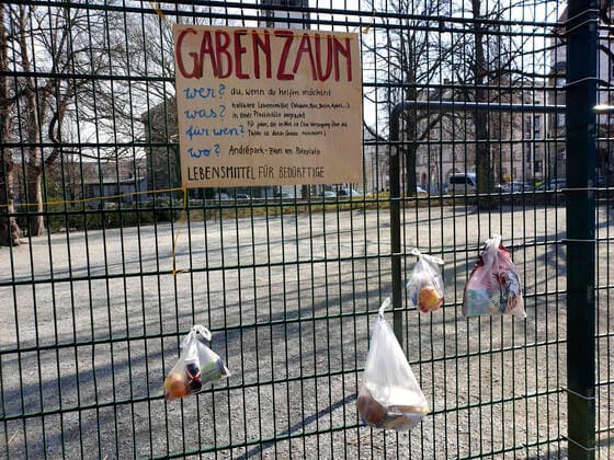 Gabenzaun Chemnitz 26.03.2020, Chemnitz, Corona- Virus, Pandemie, Gabenzaun Volker und Lisa- Mareike Braumüller spazierten heute nach dem gemeinsamen Frühstück zum Andre- Platz, um einige Sachen an den Gabenzaun zu hängen. An den Gabenzaun können Lebensmittel, Kleidung und andere Sachen gehangen werden, als Spenden für Obdachlose Menschen, die es in Zeiten des Corona- Virus besonders schwer haben. Lisa- Mareike Braumüller beteiligt sich auch am Food- Sharing, wo Lebensmittel vor dem Verfallsdatum an soziale Einrichtungen oder andere Personen abgegeben werden. Symbolfoto Chemnitz Sachsen BRD