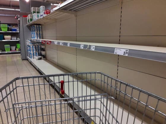 Einkauf bei einem Discounter im Raum Hannover. Leere Regale bei Hygieneartikeln wie Klopapier und Kuechenrolle. Einkauf