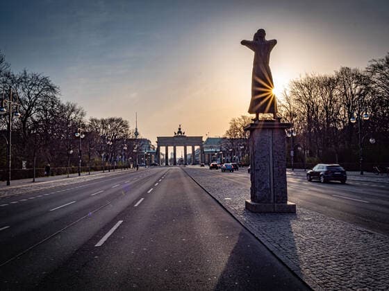 Berlin Mitte, Brandenburger Tor, Straßenszene im morgendlichen Berufsverkehr Straße 17. Juni während Corona Covid-19 Berlin