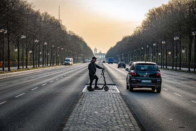Berlin Mitte, Brandenburger Tor, Straßenszene im morgendlichen Berufsverkehr Straße 17. Juni während Corona Covid-19 Berlin