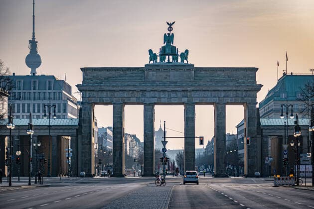 Berlin Mitte, Brandenburger Tor, Straßenszene im morgendlichen Berufsverkehr Straße 17. Juni während Corona Covid-19 Berlin