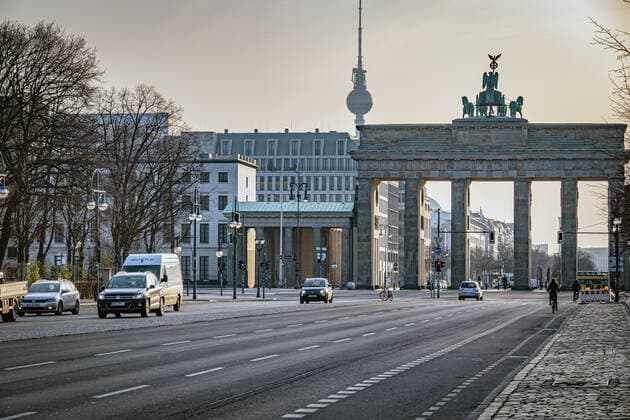 Berlin Mitte, Brandenburger Tor, Straßenszene im morgendlichen Berufsverkehr Straße 17. Juni während Corona Covid-19 Berlin