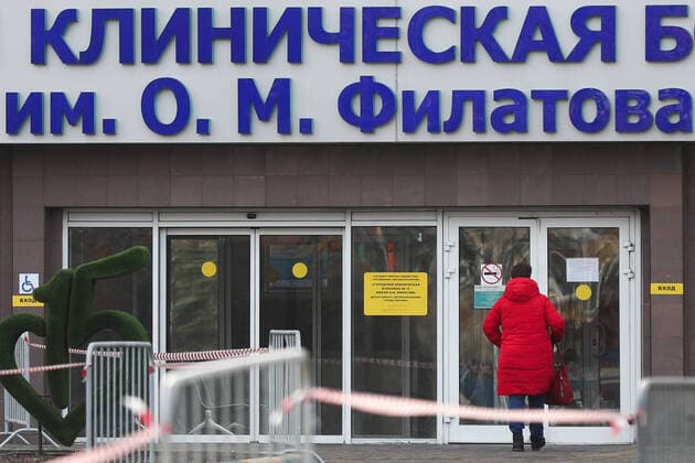 MOSCOW, RUSSIA - MARCH 27, 2020: A woman outside Moscow s Filatov City Clinical Hospital No 15 starting to admit patients suspected of the COVID-19 infection. Stanislav Krasilnikov TASS  TS0D37C8