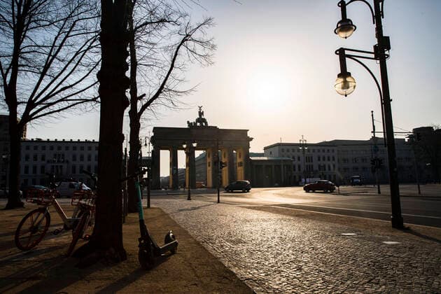 Leere Strasse des 17. Juni und Brandenburger Tor in Berlin am 27. Maerz 2020. Um die Verbreitung des Coronavirus (SARS-CoV-2) zu verlangsamen beschlossen Bund und Laender weitere Restriktionen. Nachdem Museen, Theatern, Sportveranstaltungen usw verboten wurden sind seit einigen Tagen weitere verschaerfte Massnahmen in Kraft getreten wie z.B. Verbot von Versammlungen in der Oeffentlichkeit mit mehr als zwei Personen, Einhaltung von Mindestabstand zwischen Personen und Schliessung von Gastronomiebetrieben mit Ausnahme vn Abholung und Lieferung. Oeffentliches Leber weiter in Berlin wegen Coronavirus eingeschraenkt