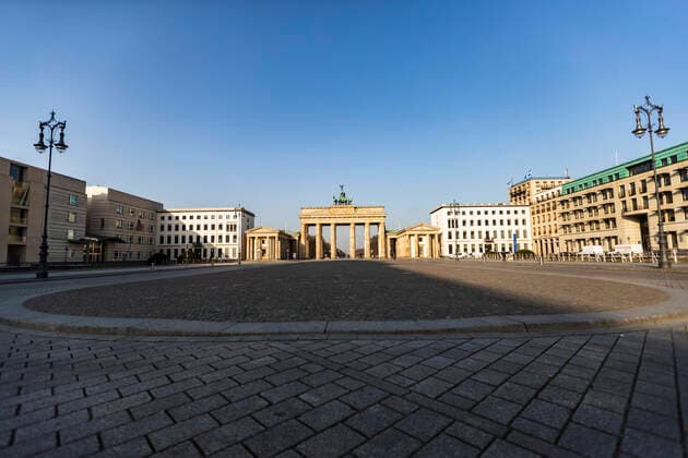 Leerer Pariser Platz und Brandenburger Tor in Berlin am 27. Maerz 2020. Um die Verbreitung des Coronavirus (SARS-CoV-2) zu verlangsamen beschlossen Bund und Laender weitere Restriktionen. Nachdem Museen, Theatern, Sportveranstaltungen usw verboten wurden sind seit einigen Tagen weitere verschaerfte Massnahmen in Kraft getreten wie z.B. Verbot von Versammlungen in der Oeffentlichkeit mit mehr als zwei Personen, Einhaltung von Mindestabstand zwischen Personen und Schliessung von Gastronomiebetrieben mit Ausnahme vn Abholung und Lieferung. Oeffentliches Leber weiter in Berlin wegen Coronavirus eingeschraenkt