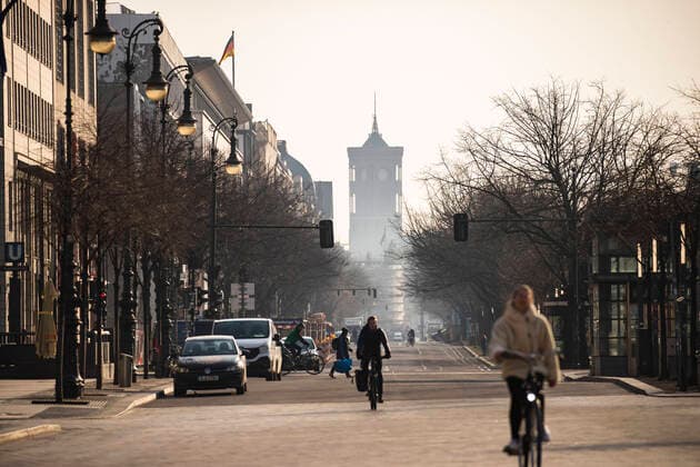 Fast leeres Unter den Linden mit Blick auf dem Roten Rathaus in Berlin am 27. Maerz 2020. Um die Verbreitung des Coronavirus (SARS-CoV-2) zu verlangsamen beschlossen Bund und Laender weitere Restriktionen. Nachdem Museen, Theatern, Sportveranstaltungen usw verboten wurden sind seit einigen Tagen weitere verschaerfte Massnahmen in Kraft getreten wie z.B. Verbot von Versammlungen in der Oeffentlichkeit mit mehr als zwei Personen, Einhaltung von Mindestabstand zwischen Personen und Schliessung von Gastronomiebetrieben mit Ausnahme vn Abholung und Lieferung. Oeffentliches Leber weiter in Berlin wegen Coronavirus eingeschraenkt