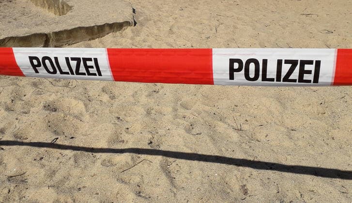 Coronavirus-Krise: Absperrband der Polizei rund um einen Spielplatz in Hamburg.