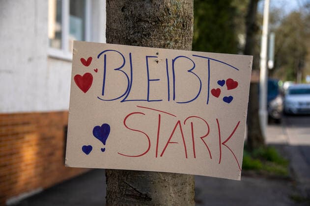 Anwohner der Schwanenstraße haben ein Schild mit der Aufschrift Bleibt stark an einen Straßenbaum angebracht um den Mitarbeitern, Ärzten und Pflegern der K Plus St. Lukas Klinik in Solingen zu danken und sie zu motivieren Themenbild, Symbolbild, Coronavirus, Schild, 27.03.20 Solingen NRW Deutschland