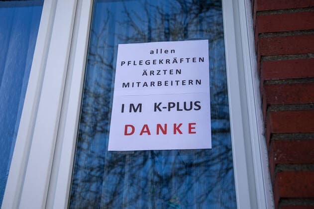 Anwohner der Schwanenstraße haben ein Schild mit der Aufschrift allen Pflegekräften, Ärzten, Mitarbeitern im K-Plus Danke an ein Wohnungsfenster angebracht um den Mitarbeitern, Ärzten und Pflegern der K Plus St. Lukas Klinik in Solingen zu danken und sie zu motivieren Themenbild, Symbolbild, Coronavirus, Schild, 27.03.20 Solingen NRW Deutschland