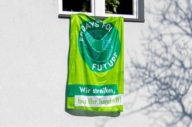 Transparent, Flagge der Umweltbewegung Fridays For Future mit der Aufschrift Wir streiken, bis ihr handelt! an einer Hauswand in Solingen Themenbild, Symbolbild, Fridays For Future, Transparent, 27.03.20 Solingen NRW Deutschland